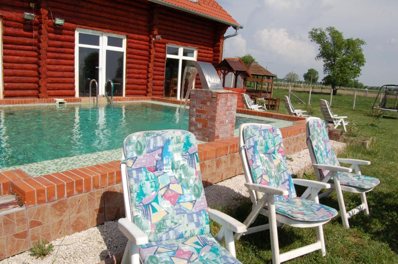 Roenk-Wellness Panzio Mezopeterd Bed & Breakfast Exterior photo